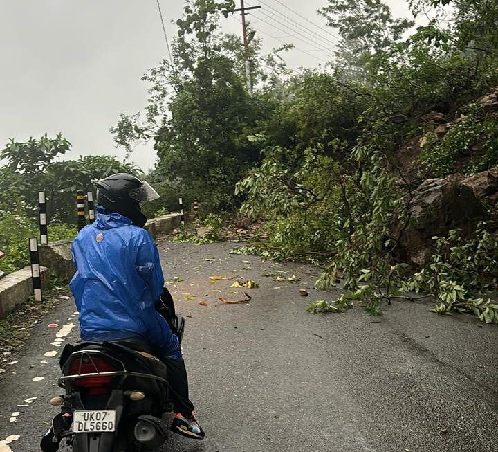 मसूरी देहरादून मार्ग बाधित पहाड़ गिरने से