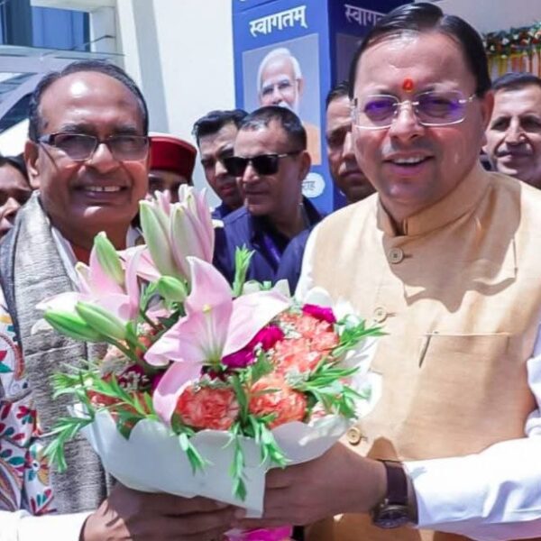 ‘अपनापन–नरेंद्र मोदी संग मेरे अनुभव’ पुस्तक का लोकार्पण कार्यक्रम में शामिल हुए मुख्यमंत्री धामी